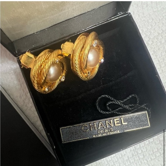 Authentic Chanel PEARL EARRINGS 24K plated - Picture 8 of 15